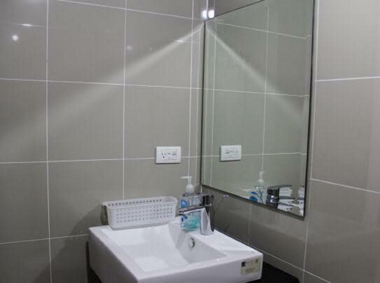 Cubao ManhattanHeights Unit 7EF Tower B, 1BR Manila Exterior foto